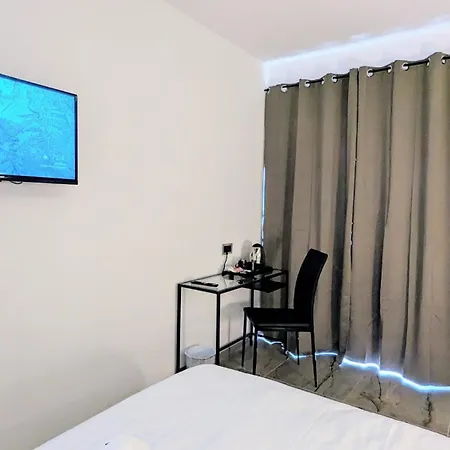 De La Croix Hotel *